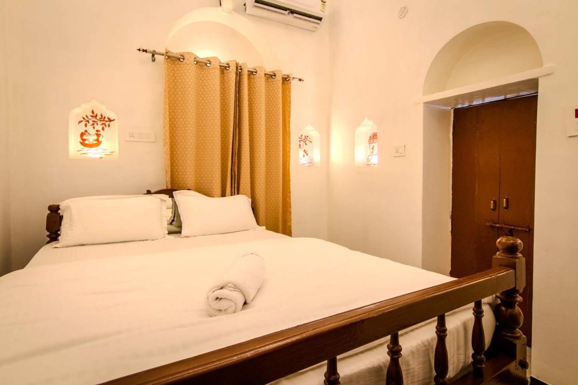 ITH_STAYS_RUDRESHWAR_MAHADEO_KOTHI_KASHI_FAMILY_SUITE-2