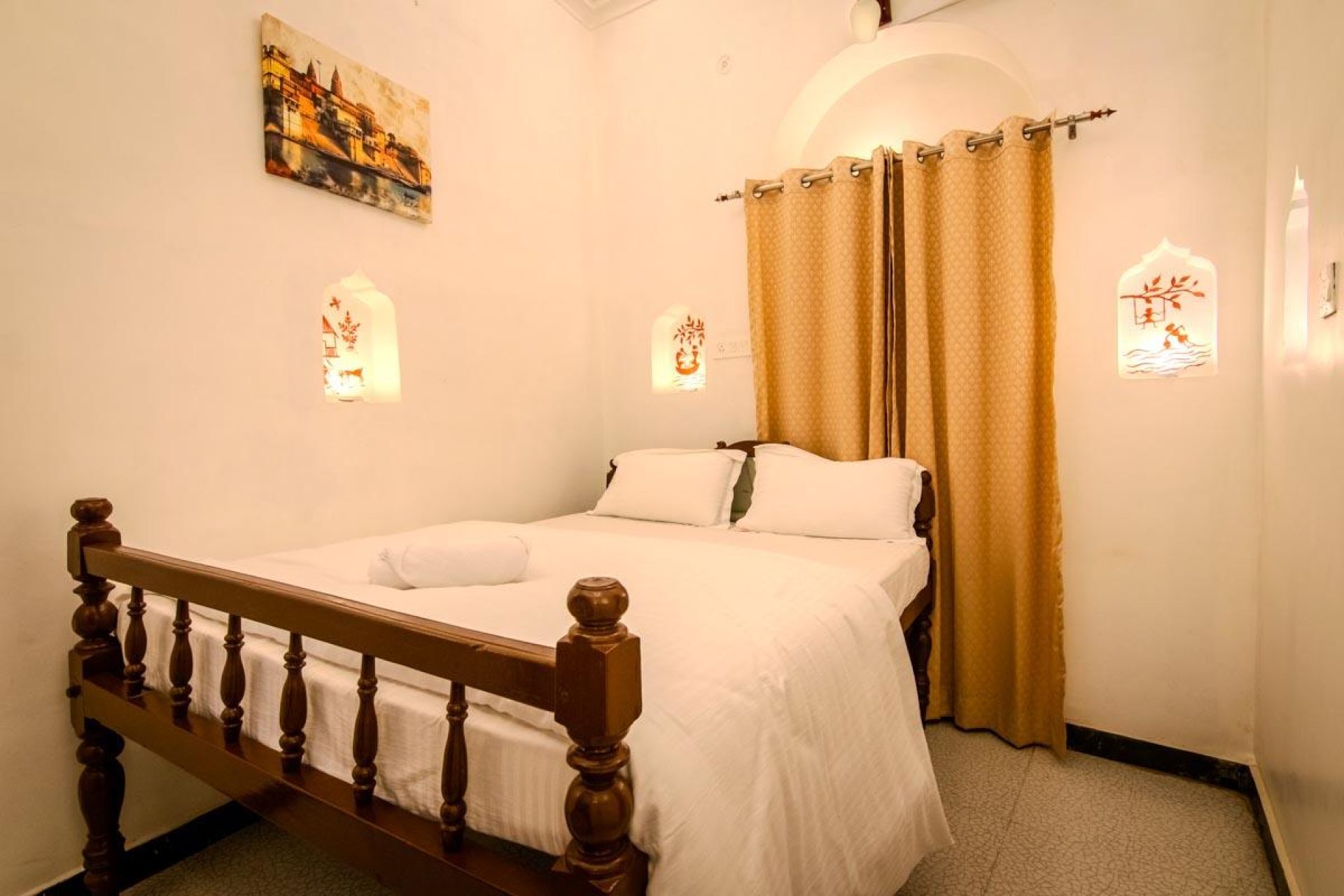 ITH_STAYS_RUDRESHWAR_MAHADEO_KOTHI_KASHI_FAMILY_SUITE-3