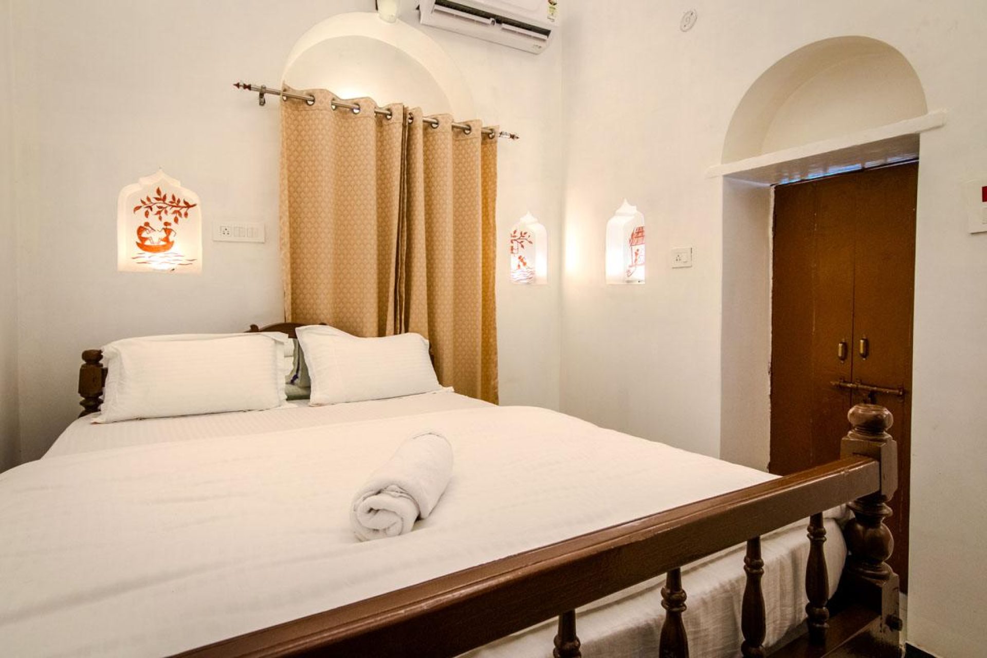 ITH_STAYS_RUDRESHWAR_MAHADEO_KOTHI_KASHI_FAMILY_SUITE-3