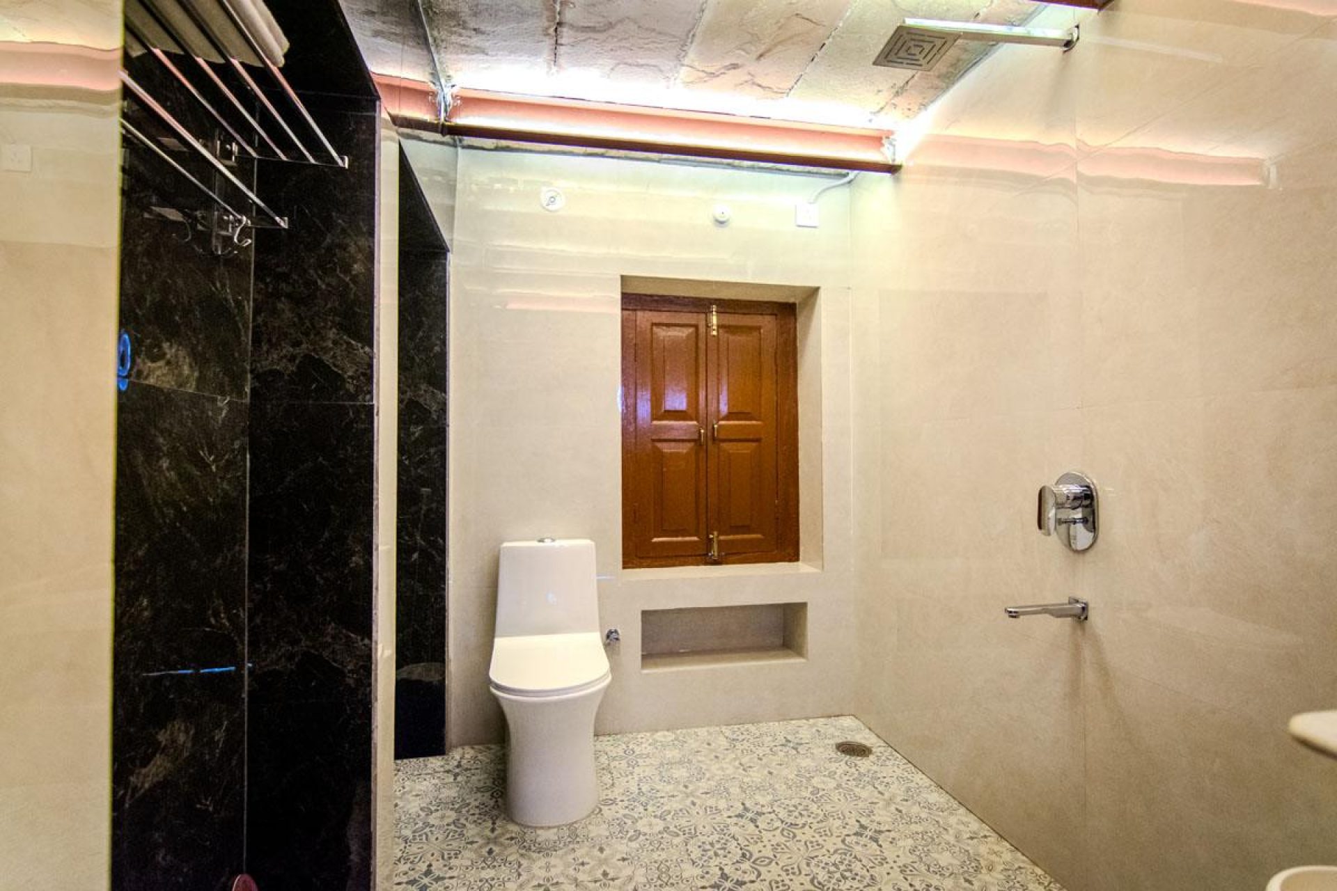 ITH_STAYS_RUDRESHWAR_MAHADEO_KOTHI_KASHI_FAMILY_SUITE_BATHROOM-1