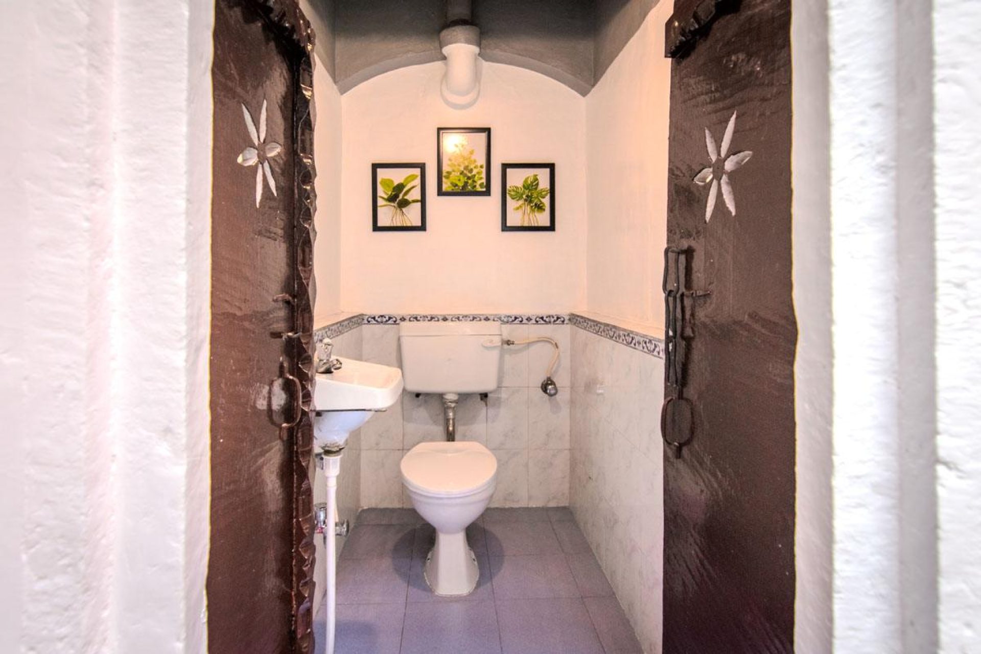 ITH_STAYS_RUDRESHWAR_MAHADEO_KOTHI_STANDARD_ROOM_EXTRA_TOILET-1
