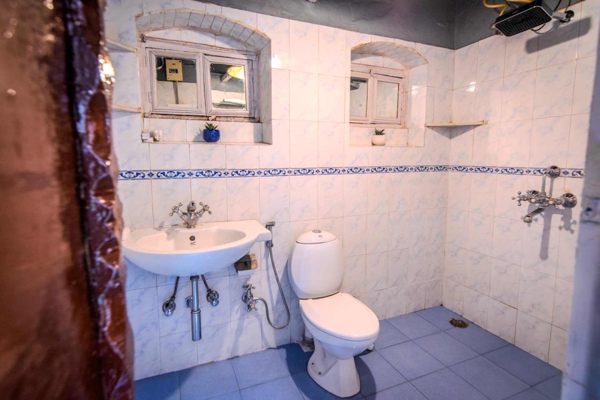 ITH_STAYS_RUDRESHWAR_MAHADEO_KOTHI_STANDARD_ROOM_PRIVATE_BATHROOM-1