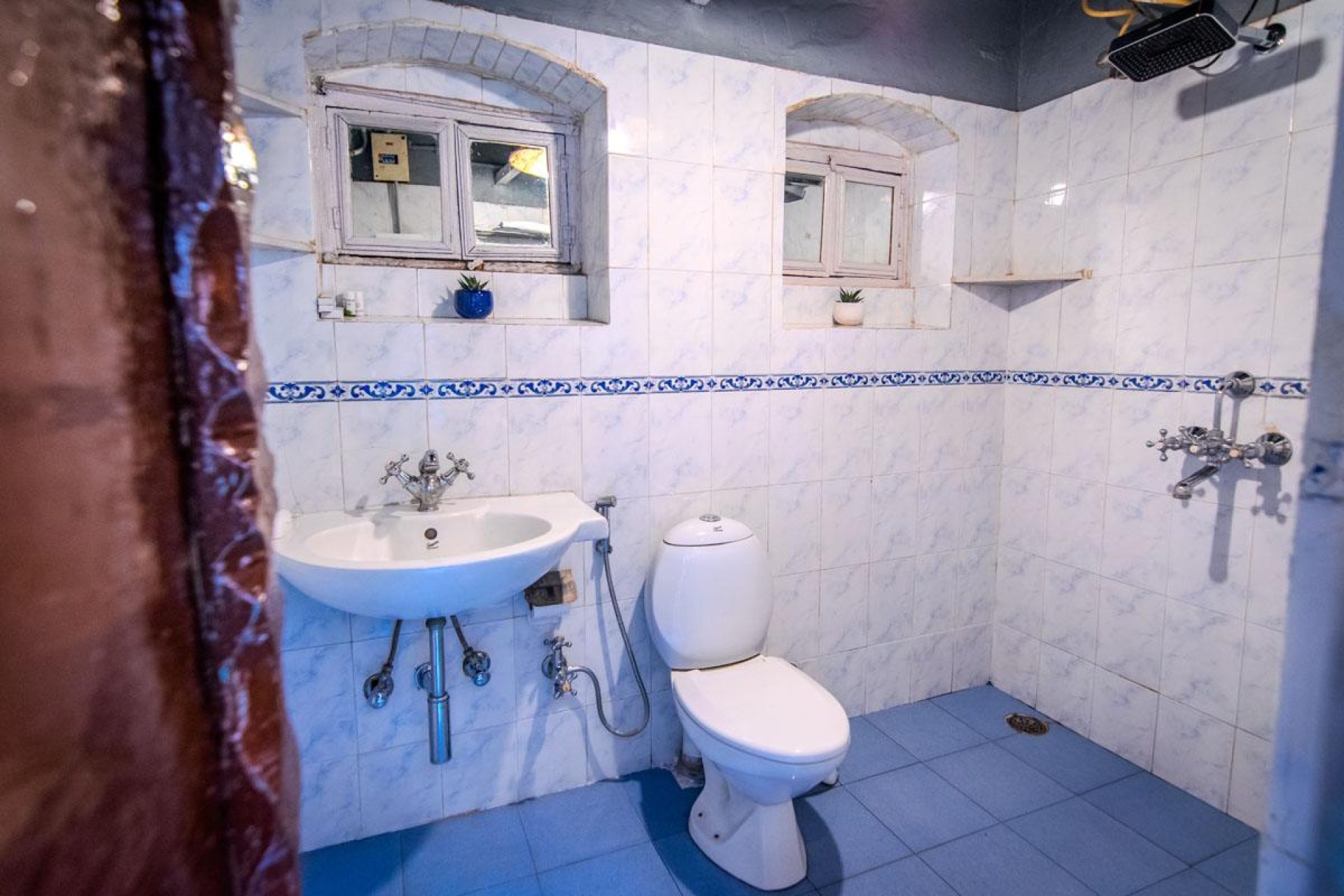 ITH_STAYS_RUDRESHWAR_MAHADEO_KOTHI_STANDARD_ROOM_PRIVATE_BATHROOM-1