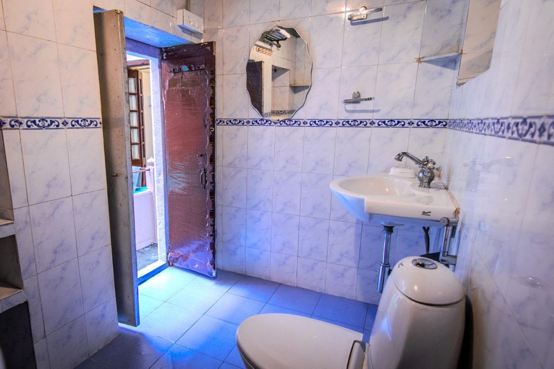 ITH_STAYS_RUDRESHWAR_MAHADEO_KOTHI_STANDARD_ROOM_PRIVATE_BATHROOM-2