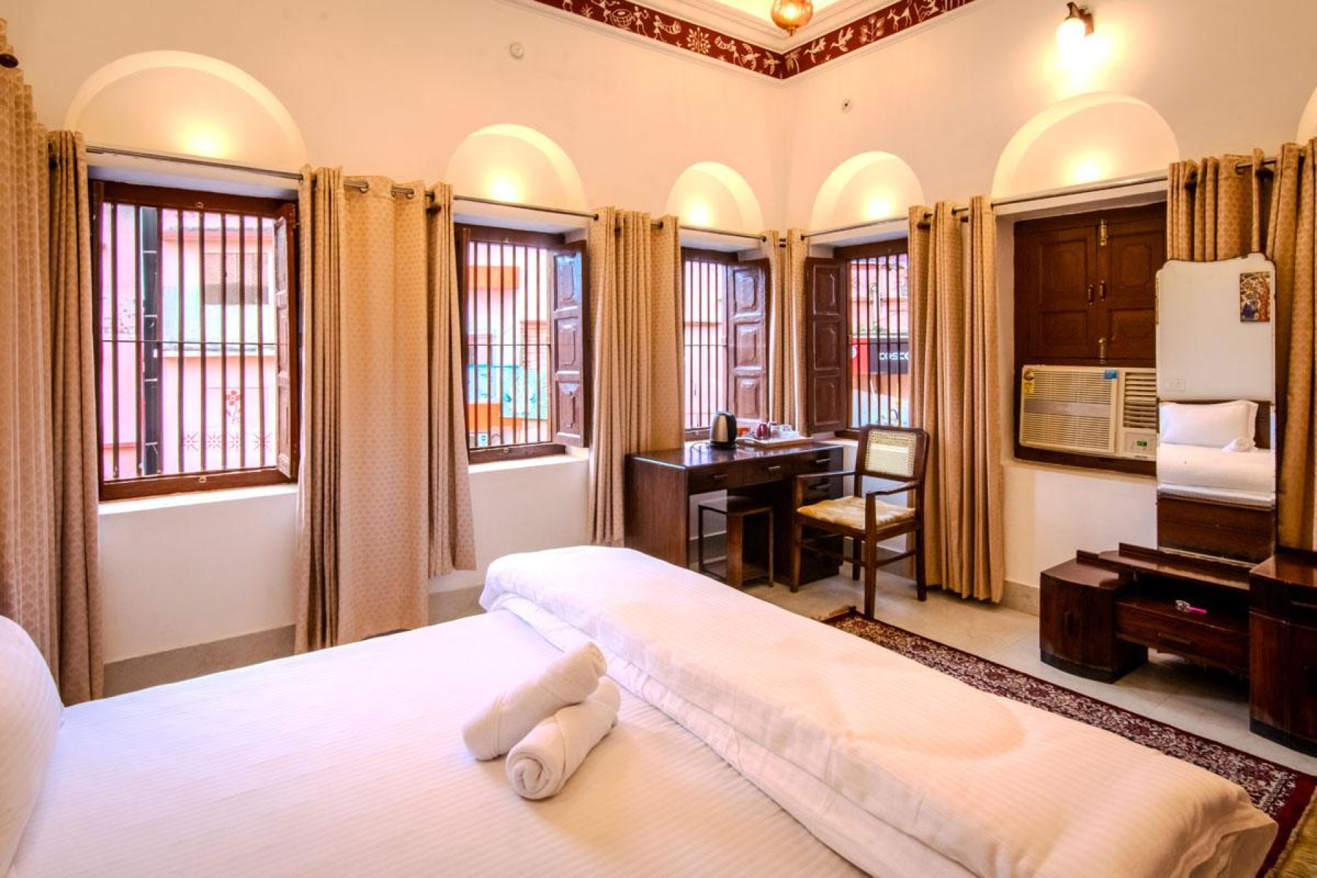 ITH_STAYS_RUDRESHWAR_MAHADEO_KOTHI_SUPERIOR_ROOM_STREET_VIEW-1