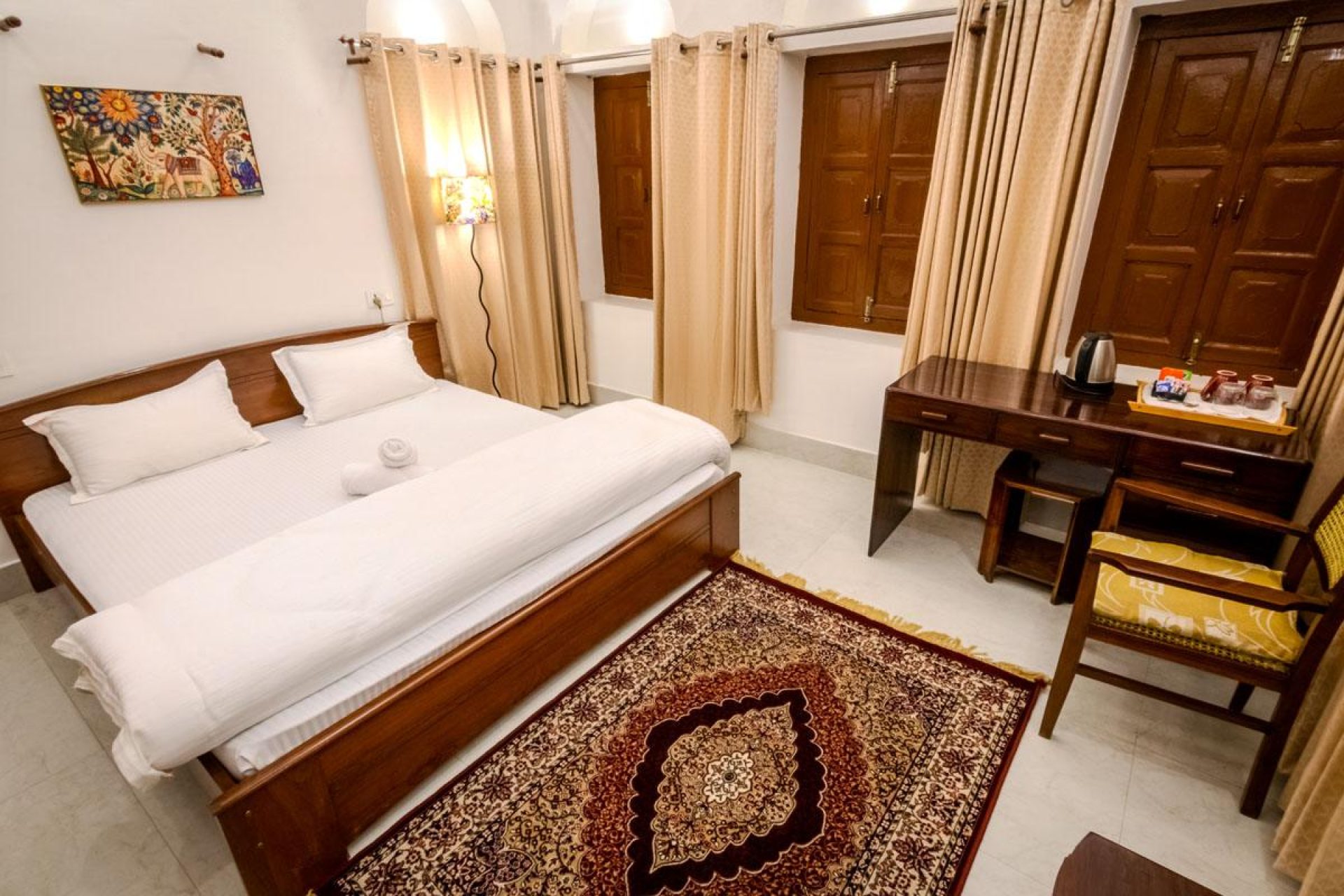ITH_STAYS_RUDRESHWAR_MAHADEO_KOTHI_SUPERIOR_ROOM_STREET_VIEW-2
