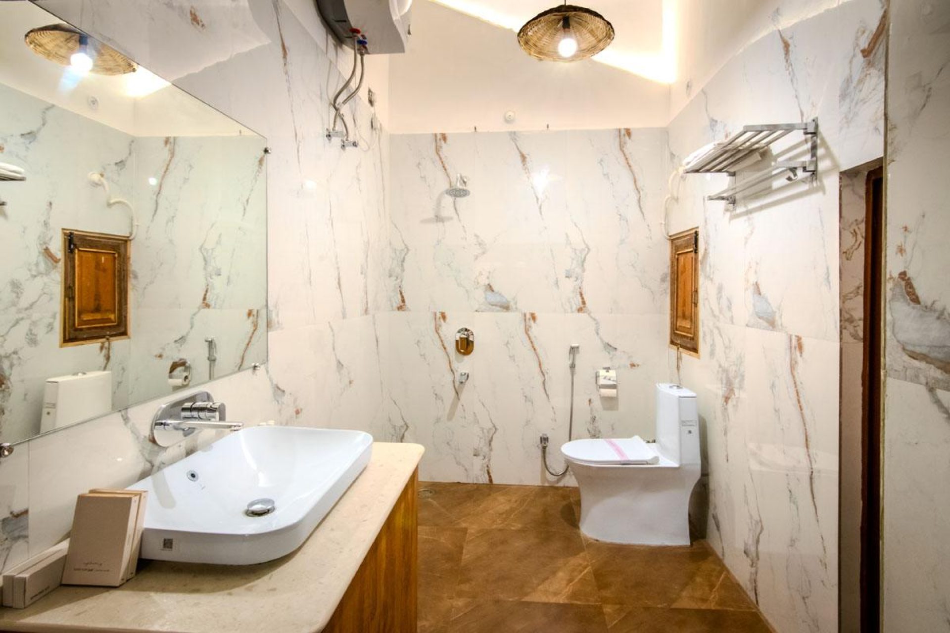 ITH_STAYS_RUDRESHWAR_MAHADEO_KOTHI_SUPERIOR_ROOM_STREET_VIEW_BATHROOM-1