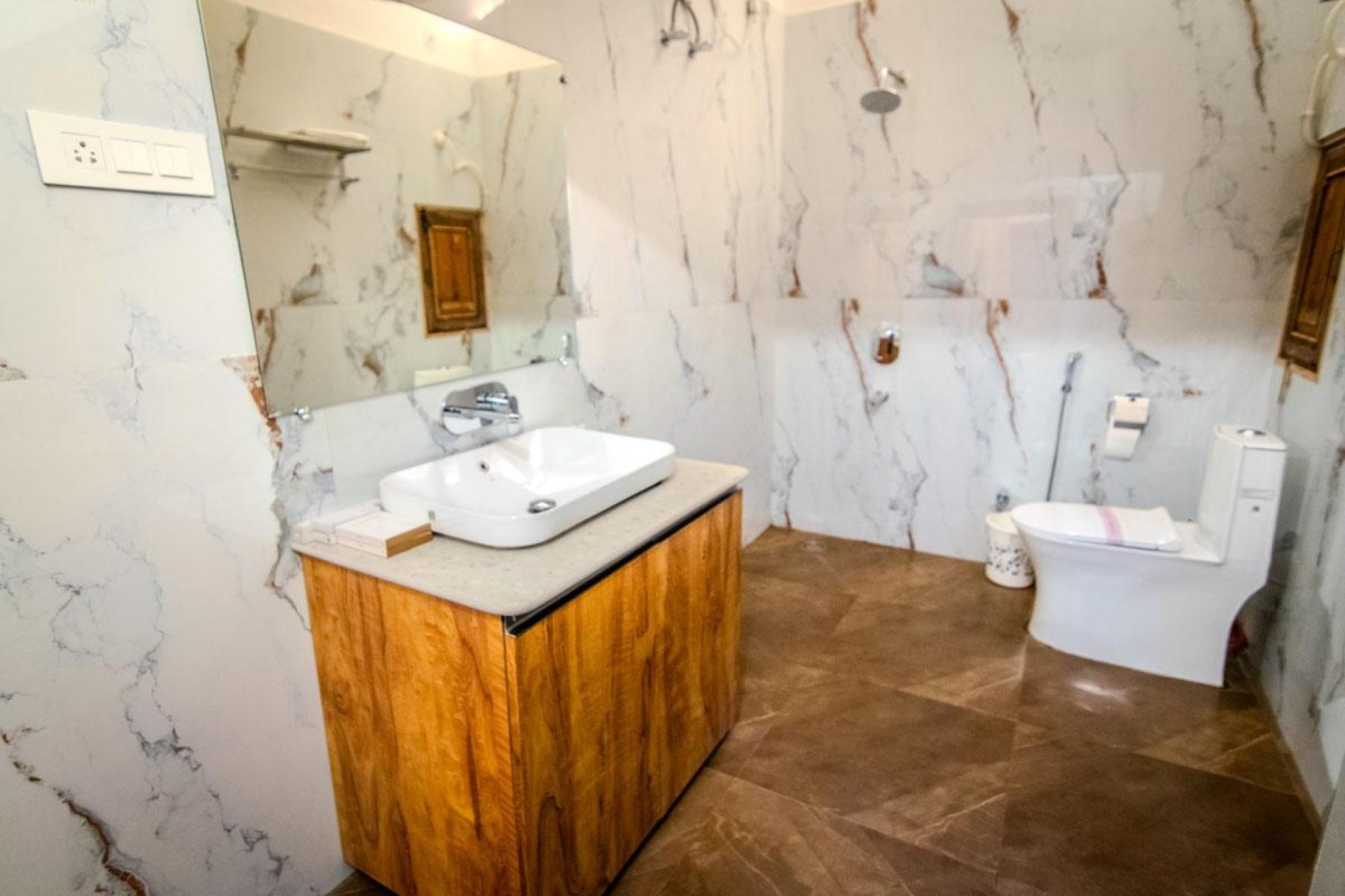 ITH_STAYS_RUDRESHWAR_MAHADEO_KOTHI_SUPERIOR_ROOM_STREET_VIEW_BATHROOM-2