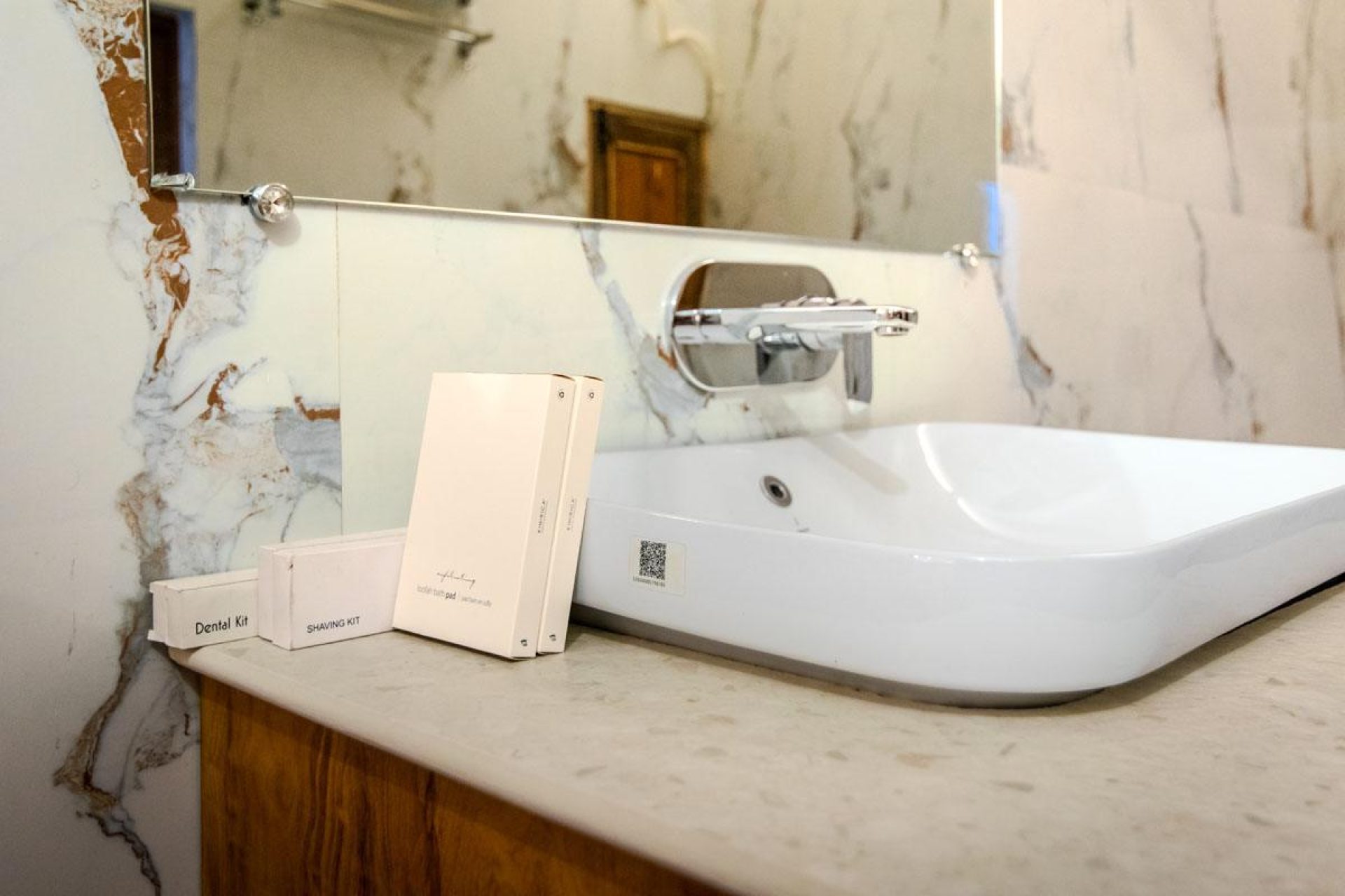 ITH_STAYS_RUDRESHWAR_MAHADEO_KOTHI_SUPERIOR_ROOM_STREET_VIEW_BATHROOM-3