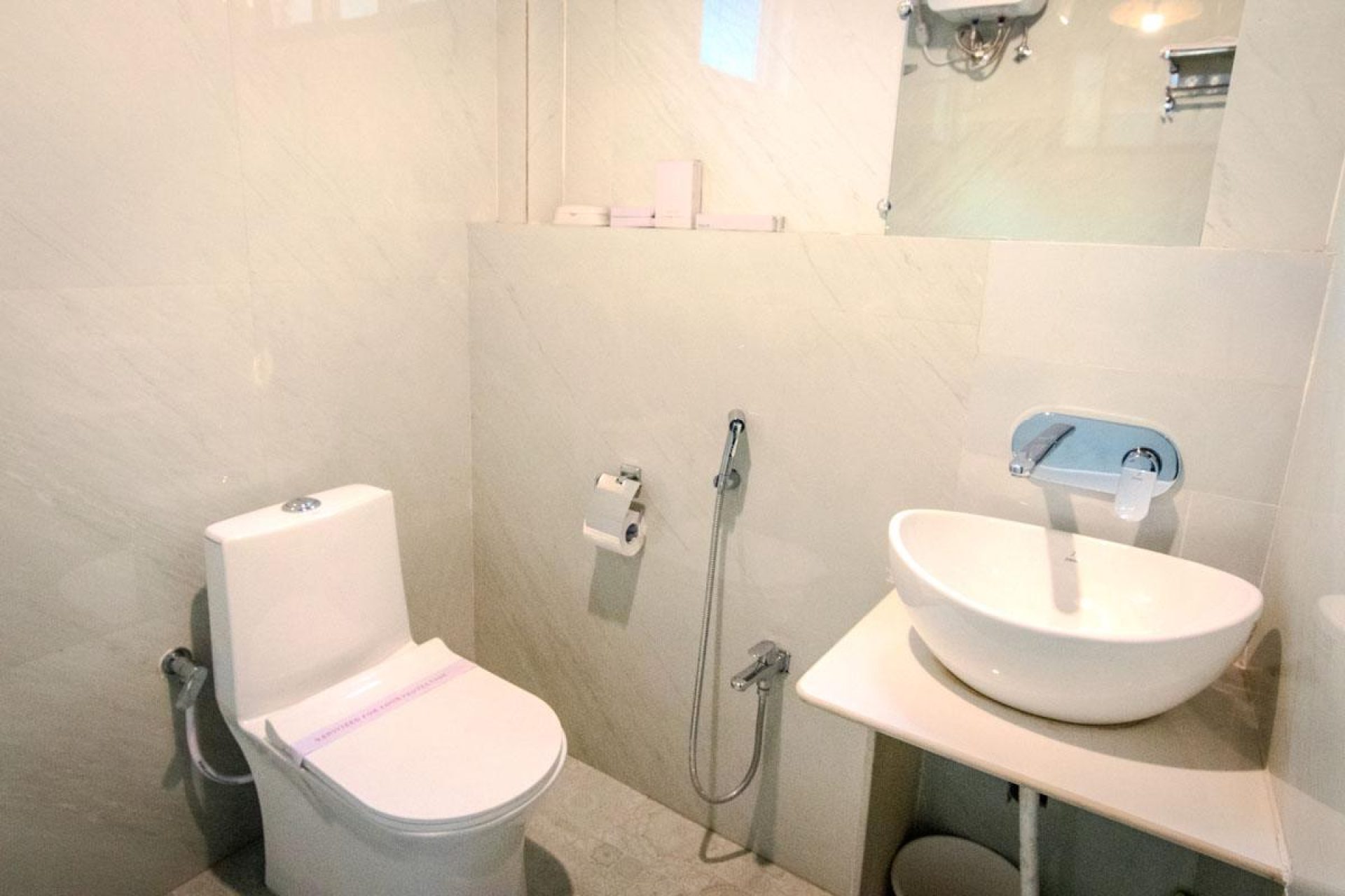 ITH_STAYS_RUDRESHWAR_MAHADEO_KOTHI_SUPERIOR_ROOM_TERRACE_BATHROOM-1