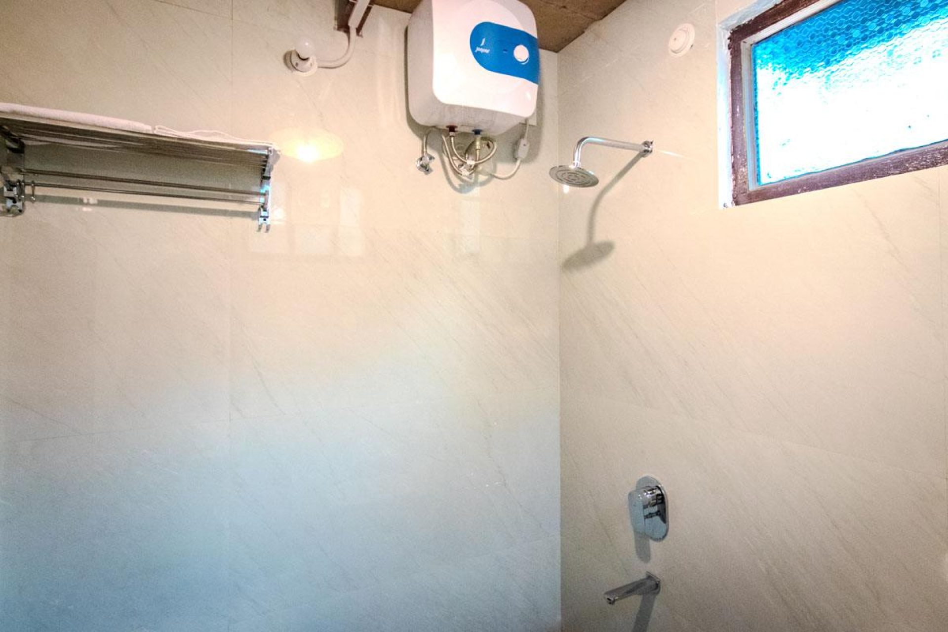 ITH_STAYS_RUDRESHWAR_MAHADEO_KOTHI_SUPERIOR_ROOM_TERRACE_BATHROOM-2